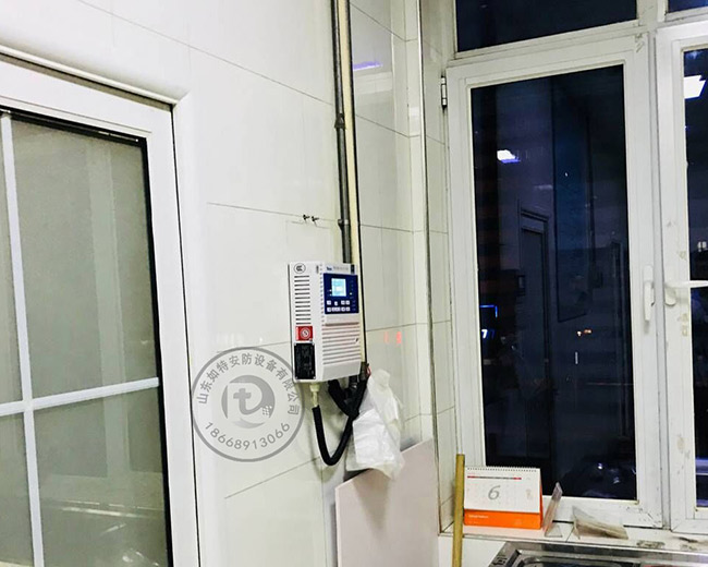 天津一家饭店RBK-6000-ZL9型天然气报警控制器中位安装