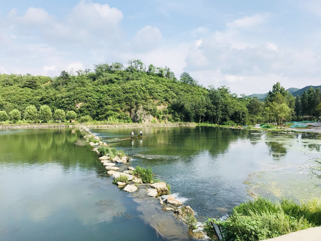 河北承德坝上:蓝天白云下，捕鱼碧水中