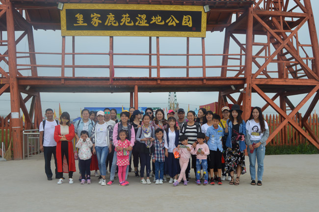 河北承德坝上皇家鹿苑湿地公园前山东如特安防设备有限公司员工合影 河北承德坝上皇家鹿苑湿地公园前山东如特安防设备有限公司员工合影