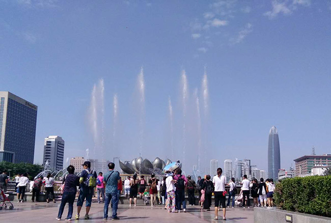 济南泉城广场金属铸造莲花垂直向上喷水，音乐伴奏