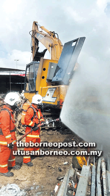 消防和救援人员定位到废金属堆场泄漏点