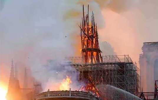 巴黎圣母院火灾—造成的巨大损失的悲痛事故