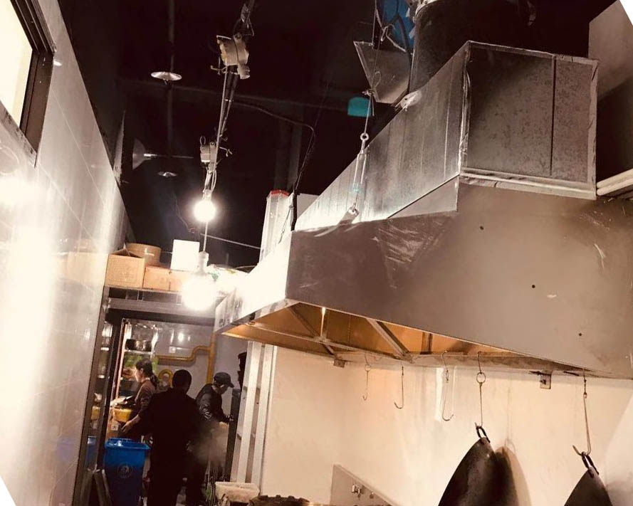 济南一美食街饭店厨房安装天然气泄漏报警器(图2)