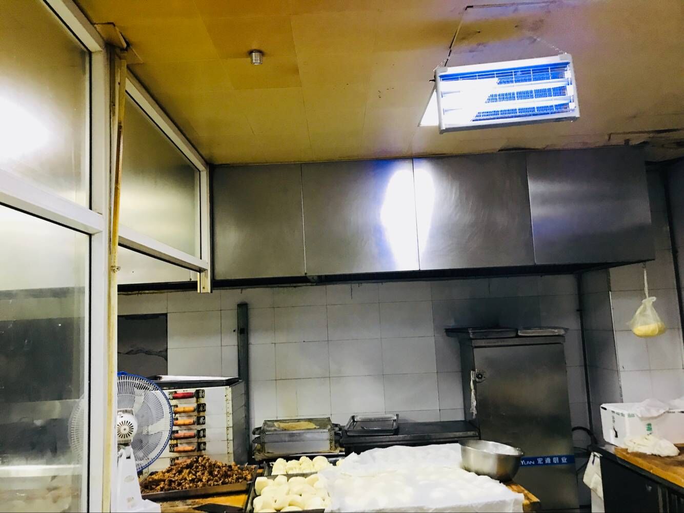 餐饮场所安装天然气泄漏报警探测器时，如何确认安装高度