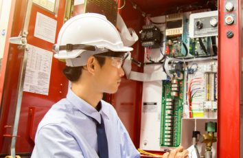 工程师在查看物联网气体泄漏探测报警控制系统