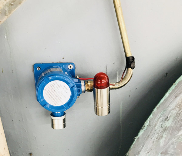 图二:可燃气体探测器更换传感器加装声光报警灯 图二:可燃气体探测器更换传感器加装声光报警灯