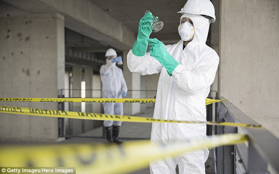 工作人员在检测查找气体检测器报警根源