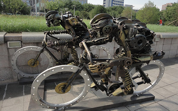 科技模拟：青春作伴骑单车