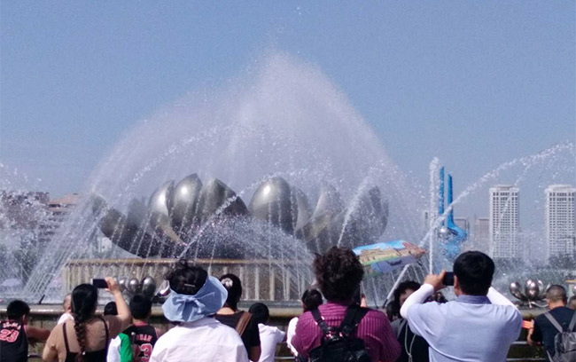 济南泉城广场:随音乐而变的莲花喷水花景