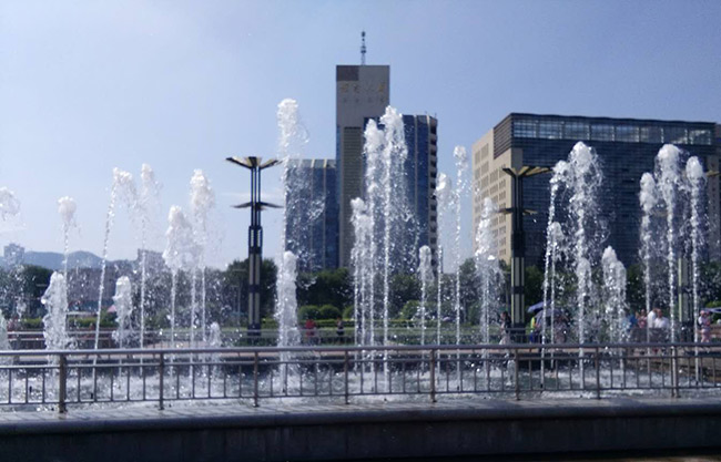 泉城广场:莲花旁边水池直喷5米多高,不甘寂寞