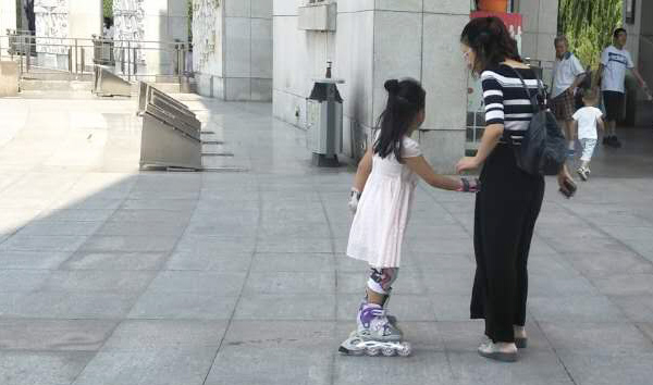 小罗莉在争取：妈妈，我还滑，再转几圈