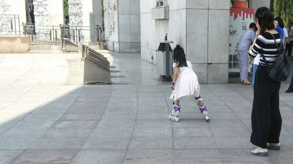 小罗莉滑旱冰，一出发就提速