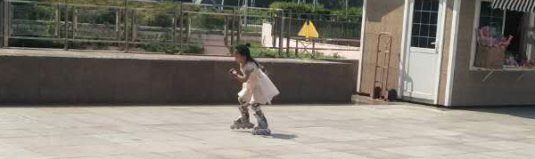 小罗莉滑旱冰，在加速