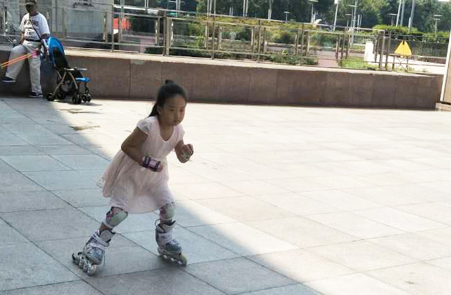 小罗莉滑旱冰：速度不减，全神贯注。长得像哪位世界冠军？