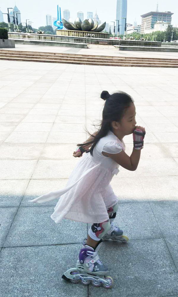 小罗莉是不是在想：来点什么特技呢？