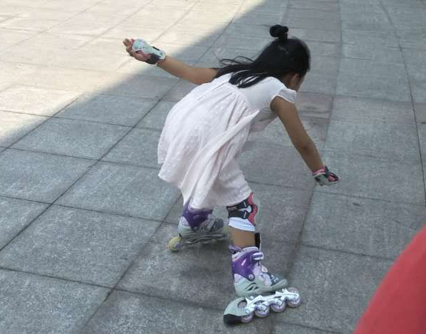 嗯，还是先练熟简单一点的：弯腰，前后摆手臂