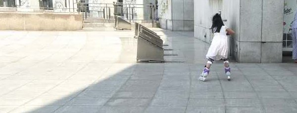 小罗莉，滑旱冰还不觉累，再来一圈