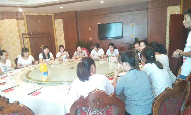 席前大家轻松聊天，互相交谈，其乐融融