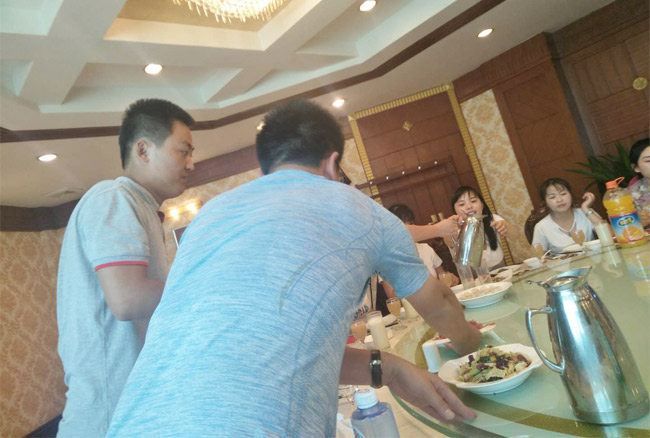 本有服务员，老板却也上盘菜